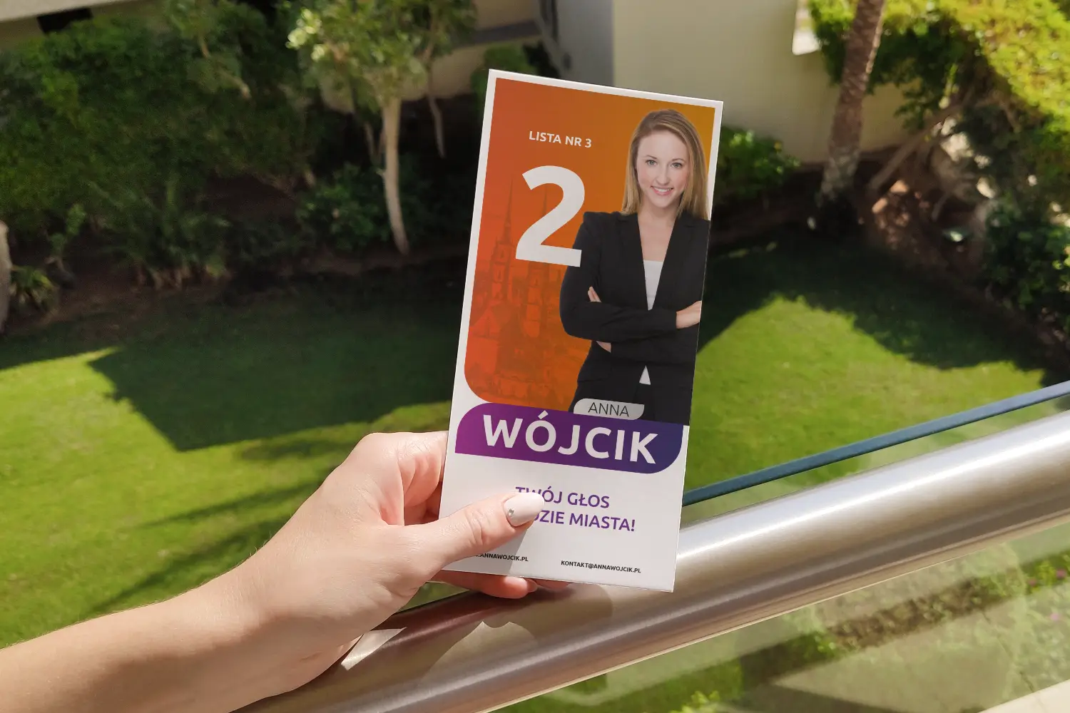 Dobrze zaprojektowana ulotka wyborcza w dłoni. 