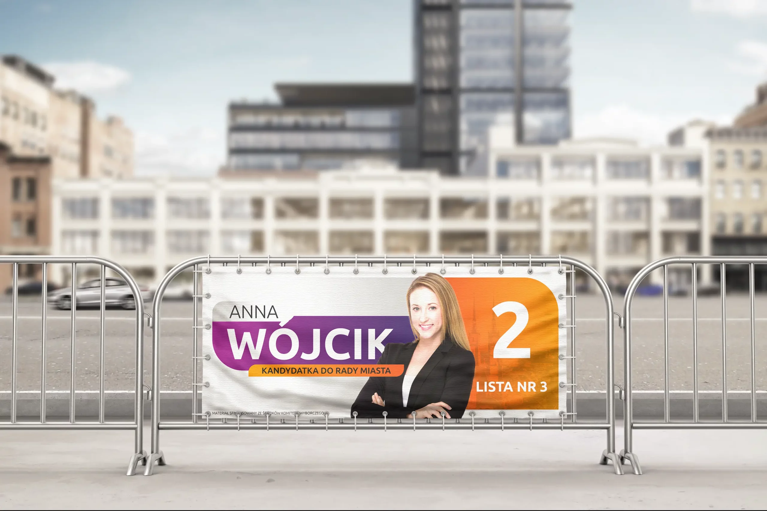 Dobrze zaprojektowany baner wyborczy wiszący na barierkach przy ulicy