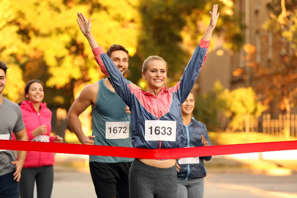 Przyczepa reklamowa zaparkowana na parkingu