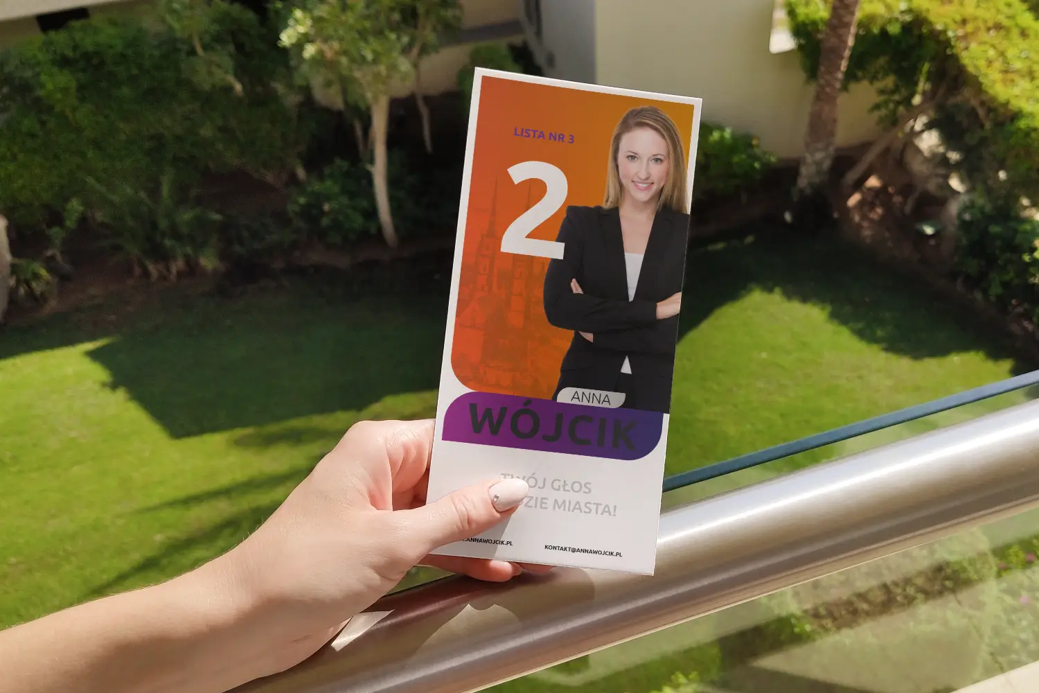 Źle zaprojektowana ulotka wyborcza w dłoni. 