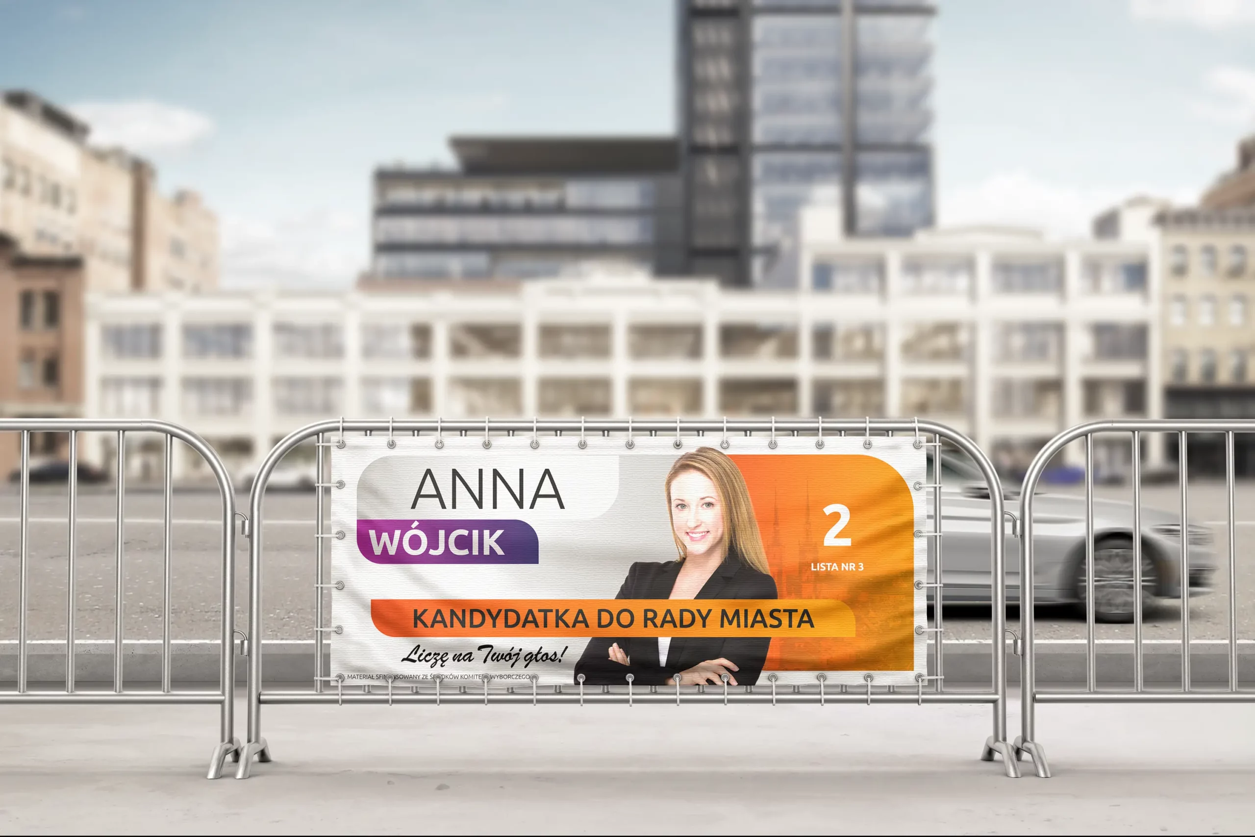 Źle zaprojektowany baner wyborczy wiszący na barierce przy ulicy